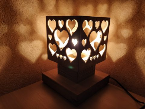 Drevená lampa Srdiečka