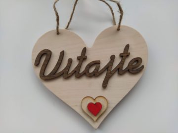 Drevené srdiečko s nápisom Vitajte
