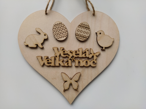 Drevené srdiečko s nápisom „Veselá Veľká noc “